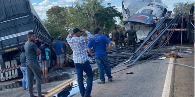 Acidente envolvendo 4 carretas deixa dois mortos na BR-070 em MT; veja vídeos