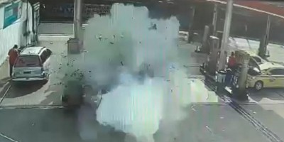 Carro explode em posto de combustível e deixa uma pessoa gravemente ferida; Veja vídeos...