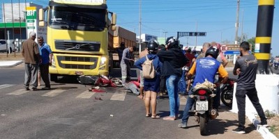 Motociclista fica gravemente ferido ao ser atingido por carreta em Cacoal