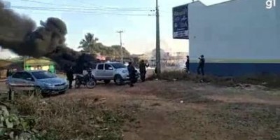 Mais de cem de pessoas impedem polícia de apreender trator utilizado em crime ambiental...