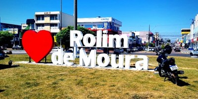 Justiça do Trabalho homenageia Rolim de Moura pelos 39 anos com instalação de letreiro...