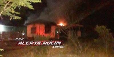 Casa de madeira é consumida pelo fogo em Rolim de Moura