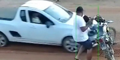 Pai salva bebê de atropelamento milésimos de segundo antes de carro atingir motocicleta