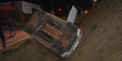 Mulher puxa freio de mão durante discussão com namorado e carro tomba em Cacoal