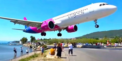 Avião dá rasante durante pouso em ilha grega e chega bem próximo às pessoas; veja o...