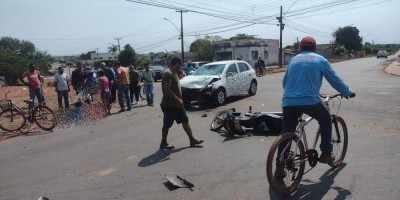 Mulher fica em estado grave após colisão entre carro e moto em Pimenta Bueno