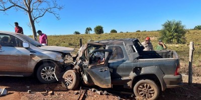 Mulher morre e 5 pessoas ficam feridas após colisão frontal entre picape e caminhonete...