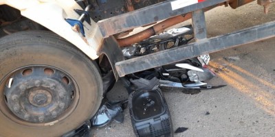 Mulher pula de motocicleta e evita de ser esmagada por caminhão em Jaru
