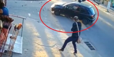 Motociclista 'voa' e passa por cima de pedestre após colisão com carro; Veja o vídeo
