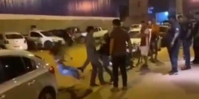 Homem é baleado ao sacar faca para promotor de evento que chutou tórax de sua irmã em...