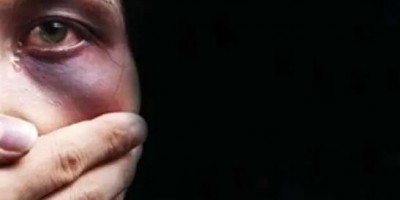 Mulher se recusa a participar de 'ménage' com amiga e empresário e acaba espancada