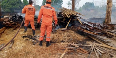 Rolim de Moura: Em ação rápida, bombeiros conseguem controlar incêndio em depósito...