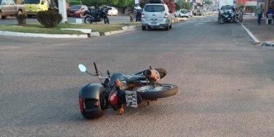 Motociclista sofre ferimentos leves após colisão com carro em Rolim de Moura