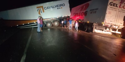 Acidente envolvendo três carretas interdita BR-364 próximo a Vilhena