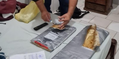 Travesti é encontrado morto dentro de quarto de hotel com drogas, comprimidos e seringas...