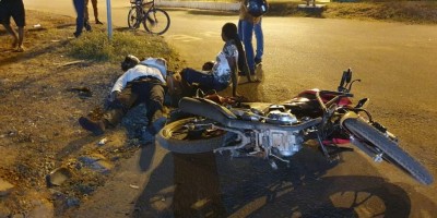 Casal em motocicleta fica ferido após colisão com carro em Jaru; Motorista abandonou...