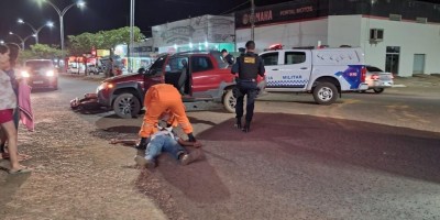 Motociclista fica gravemente ferido após colidir em Fiat Strada em Jaru