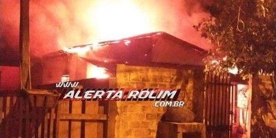 Casa desabitada é destruída após incêndio nesta madrugada em Rolim de Moura