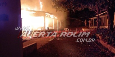 Incêndio destrói totalmente residência de madeira no centro de Rolim de Moura; veja o...