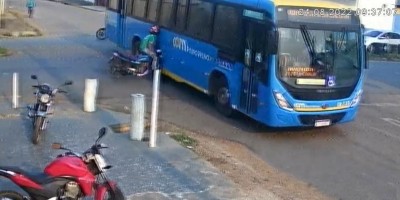 Vídeo mostra colisão entre motocicleta e ônibus em Porto Velho