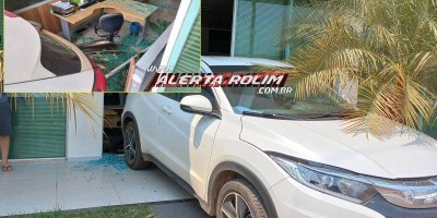 Carro desgovernado atingiu agência da Sicredi no Centro de Rolim de Moura