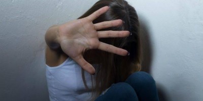 Homem agride a irmã com socos na nuca em briga por causa de cachorro