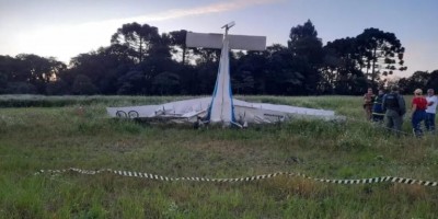 Avião cai de bico no chão e ocupante morre na hora