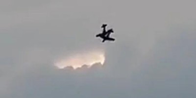 Aviões se chocam no ar, ficam presos um ao outro e caem 