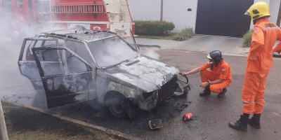 Carro pega fogo durante cortejo em Ji-Paraná