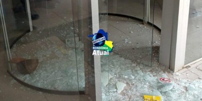 Criminoso quebra porta giratória de banco ao ser descoberto tentando aplicar golpe de R$...