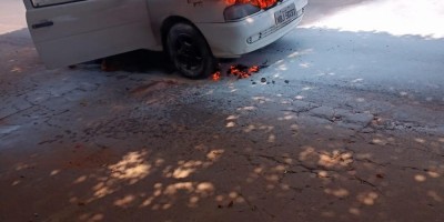 Gol pega fogo e populares se empenham para salvar o veículo