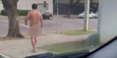 Homem é flagrado andando pelado por ruas de Curitiba; veja o vídeo