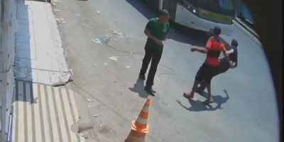Homem empurra irmão na frente de ônibus em movimento 