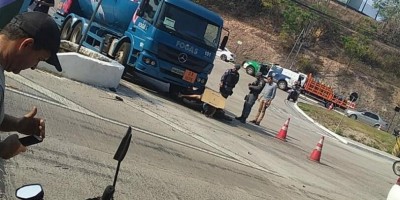 Homem morre esmagado por caminhão de gás na BR-319