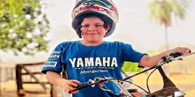 Menino de 10 anos morre após bater moto contra caminhonete