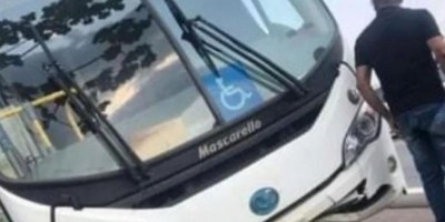Ônibus com mais de 40 pacientes sofrem acidente na BR-364