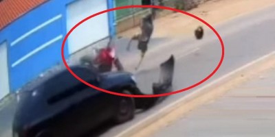Vídeo mostra forte colisão entre moto e carro em Ji-Paraná