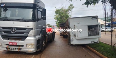 Carreta carregada de carne tomba em avenida de Porto Velho