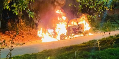Carro fica destruído após pegar fogo em Santa Luzia; veja o vídeo