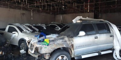 Locadora de veículos pega fogo e destrói carros e uma moto em Ji-Paraná