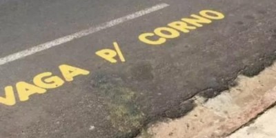 Homem pinta 'vaga para corno' para quem estacionar na frente de sua garagem