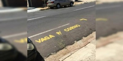 Morador pinta ‘vaga p/ corno’ na frente da garagem em Garça