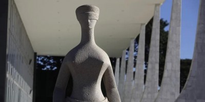 Bolsonaro convida ministros do STF para reunião, Corte recusa encontro e Planalto...