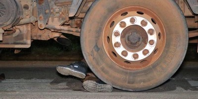 Motociclista é atropelado por carreta e morre esmagado