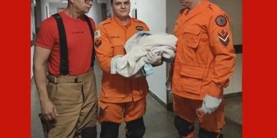 Recém-nascido é abandonado na calçada de casa