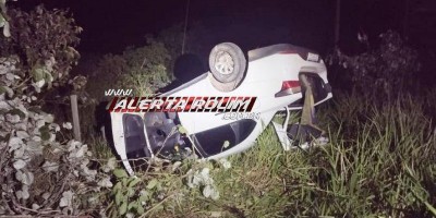Carro capota na RO-383 em Rolim de Moura