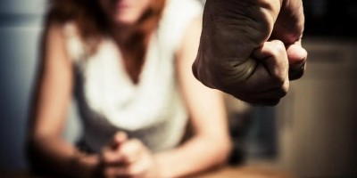 Mulher pega carona com outro homem e é agredida pelo marido
