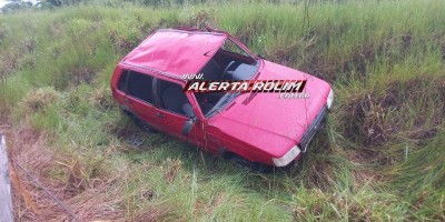 Carro capota após aquaplanar na RO-383, em Rolim de Moura