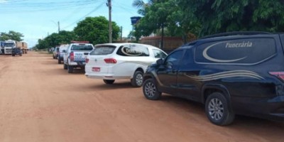 Pai passa a noite escondido em banheiro após ver filho e amigo serem mortos com tiros em...
