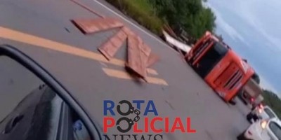 Carreta tomba na BR-364 na área rural de Vilhena; vídeo